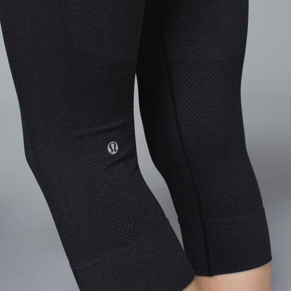 NEW Lululemon Seamlessly Street Crop Leggings in Black size 4 - Picture 7 of 12